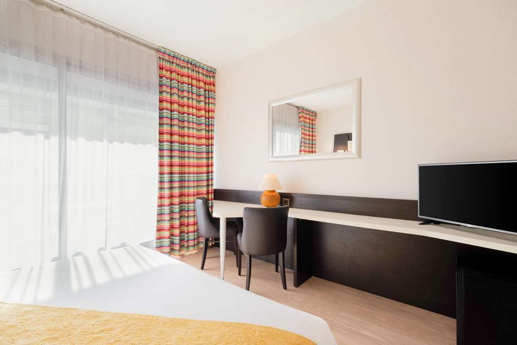 The Originals City, Hotel Galaxie, Nice Aeroport Saint-Laurent-du-Var Room photo